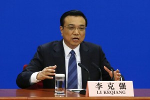 O primeiro-ministro chinês Li Keqiang, gesticula conforme fala durante uma coletiva de imprensa em Pequim nesta quinta-feir (Foto: Barry Huang/Reuters) 