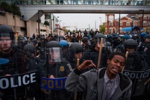 Manifestante se posiciona em frente a policiais durante protesto contra a morte de Freddie Gray em Baltimore, Maryland, nos Estados UnidosNoah Scialon/EPA/Agência Brasil 