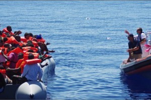 Os imigrantes resgatados foram encaminhados para o Porto de Crotone, na Calábria, onde foram socorridosLusa/EPA/MOAS.EU - Direitos Reservados 