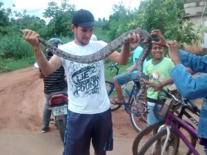 Éverson disse que a cobra virou atração entre os vizinhos (Foto: Eunice Silva/ Centro América FM) 